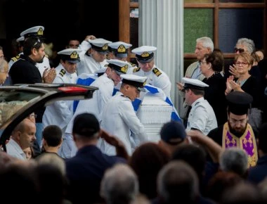 Το συγκινητικό «αντίο» στον υποπλοίαρχο Κυριάκο Παπαδόπουλο από την οικογένεια και τους συναδέλφους του (φώτο-βίντεο)